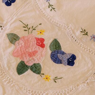 Lot 9: Large Oval Tablecloth & Napkins 