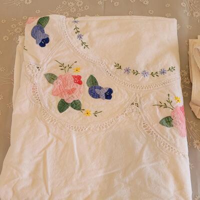 Lot 9: Large Oval Tablecloth & Napkins 