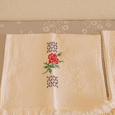 Lot 12: Guest Hand Towels