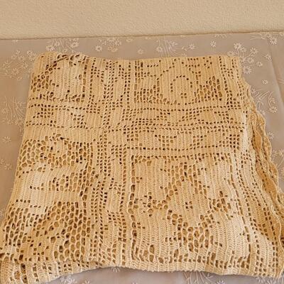 Lot 17: Medium Rectangle Handmade Tablecloth 