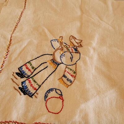 Lot 22: Vintage Handmade Small Square Tablecloth & Table Runner 
