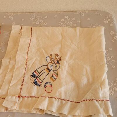 Lot 22: Vintage Handmade Small Square Tablecloth & Table Runner 