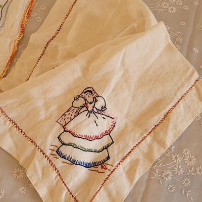 Lot 22: Vintage Handmade Small Square Tablecloth & Table Runner 