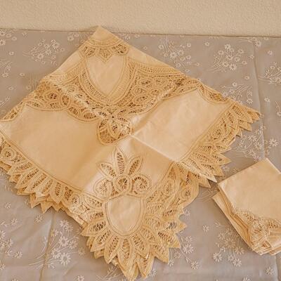 Lot 23: Square Tablecloth & 4 Napkins 