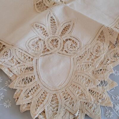 Lot 23: Square Tablecloth & 4 Napkins 