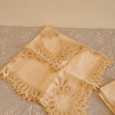 Lot 23: Square Tablecloth & 4 Napkins 