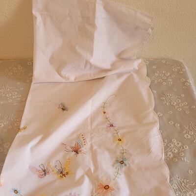Lot 31: Butterfly Small Window Curtain and 2 Pillowcases 