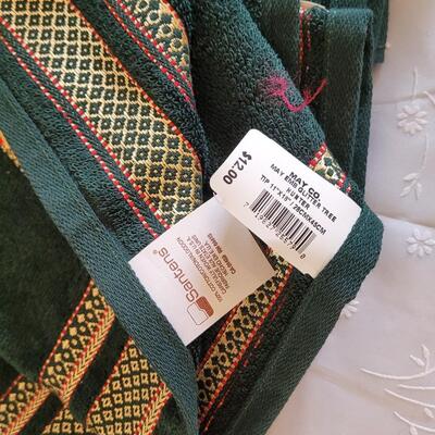 Lot 44: Christmas (4) Handtowels and (7) Fingertip Towels