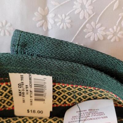 Lot 44: Christmas (4) Handtowels and (7) Fingertip Towels