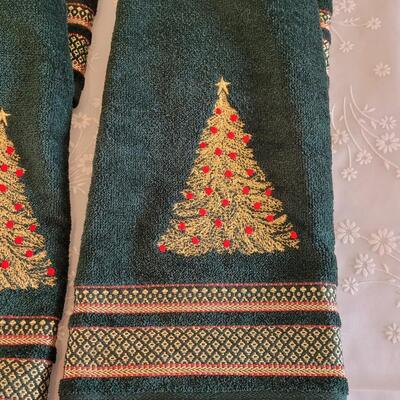 Lot 44: Christmas (4) Handtowels and (7) Fingertip Towels