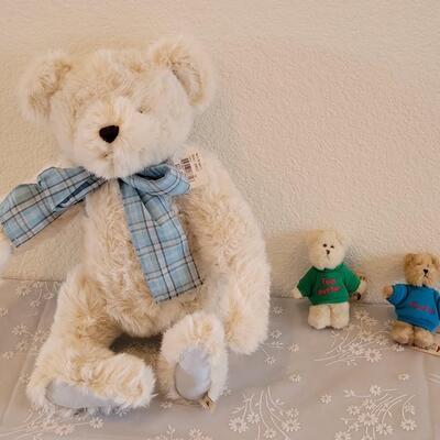 Lot 52: (3) Boyd's Bears 