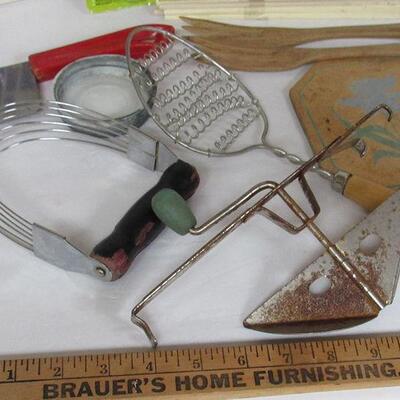 Lot of Mixed Vintage Kitchen Stuff Safety Grater, Utensils, Hot Pad, More