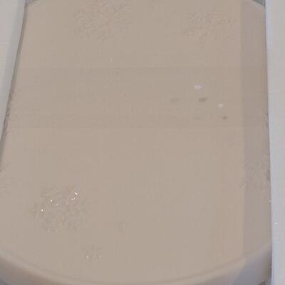 Lot 65: New Hallmark White Snowflake Cake Pedestal 
