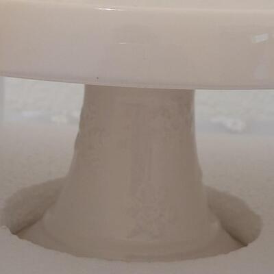 Lot 65: New Hallmark White Snowflake Cake Pedestal 