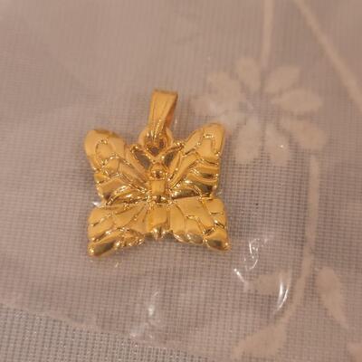 Lot 76: Lenox Trinket Boxwith Butterfly Pend