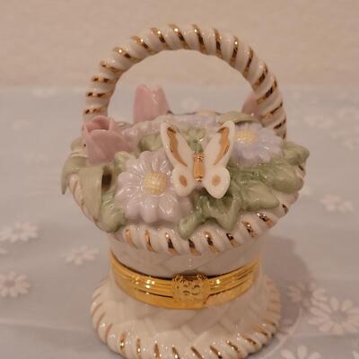 Lot 76: Lenox Trinket Boxwith Butterfly Pend