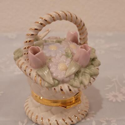 Lot 76: Lenox Trinket Boxwith Butterfly Pend