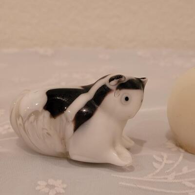 Lot 77: Miniature Stone & Glass Kitties 