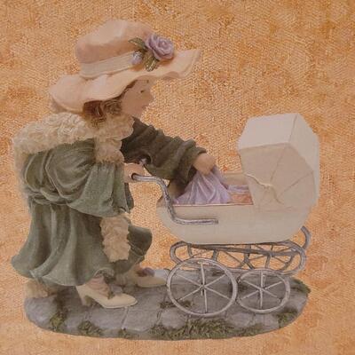 Lot 82: A Child's Heart Figurine 