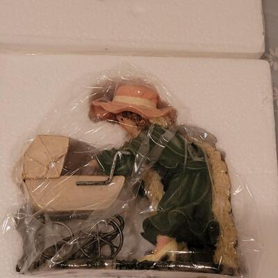 Lot 82: A Child's Heart Figurine 