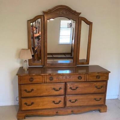 LOT#9B2: Lee Furniture Dresser with Mirror