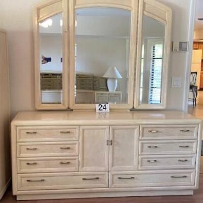 LOT#24MB: Thomasville Double Dresser with Mirror
