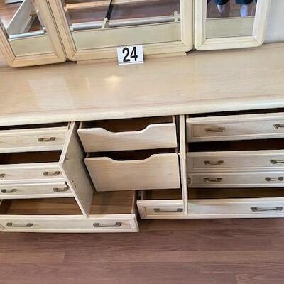 LOT#24MB: Thomasville Double Dresser with Mirror