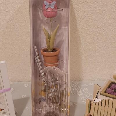 Lot 100: New Marjolein Bastin Deco Frame, Windchime, Notepad and Magnets