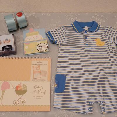 Lot 106: New Baby Boys Carter's Outfit, Pregnancy Calendar, gift Card Holder & Ribbo 