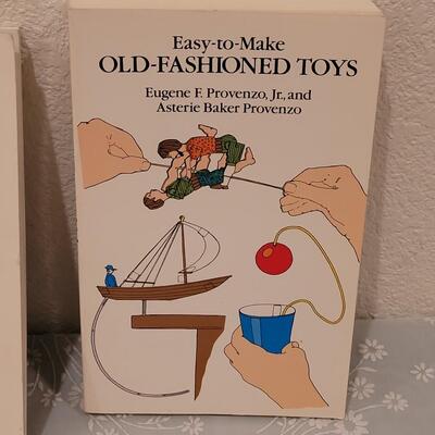 Lot 131: The Klutz Yo-Yo Book, Book of Jack's and East yo Make Old Fashioned Toys