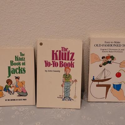 Lot 131: The Klutz Yo-Yo Book, Book of Jack's and East yo Make Old Fashioned Toys