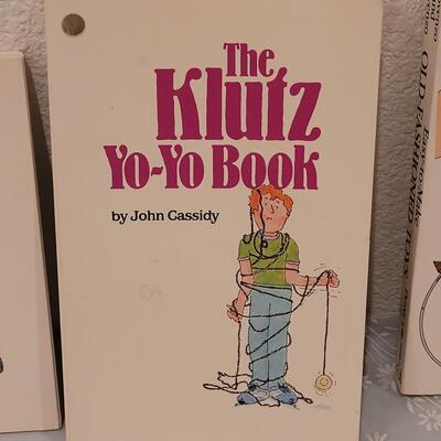 Lot 131: The Klutz Yo-Yo Book, Book of Jack's and East yo Make Old Fashioned Toys