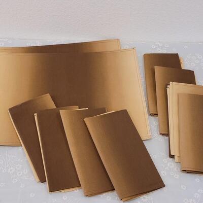 Lot 172: New (2) Placemats and (8) Napkins 