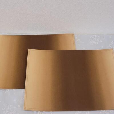 Lot 172: New (2) Placemats and (8) Napkins 