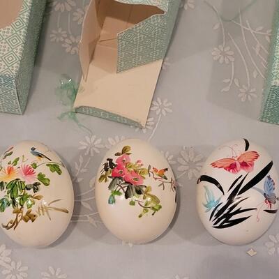 Lot 189: Vintage Handpainted Eggs