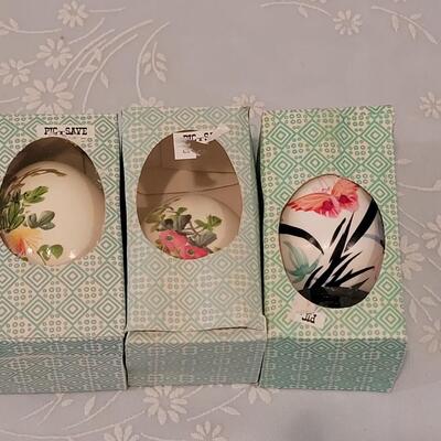 Lot 189: Vintage Handpainted Eggs