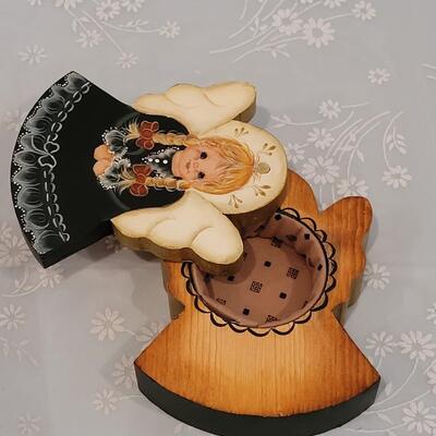 Lot 196: Vintage Trinket Boxes