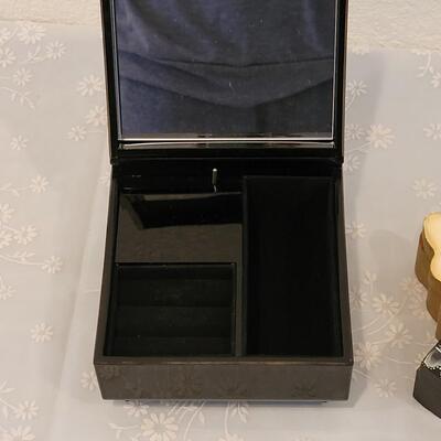 Lot 196: Vintage Trinket Boxes