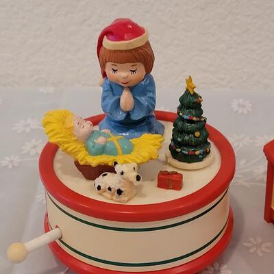 Lot 197: Vintage Enesco & Other Christmas Music Box