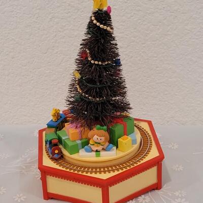 Lot 197: Vintage Enesco & Other Christmas Music Box