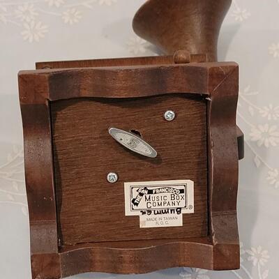 Lot 212: Phonograph Music Box