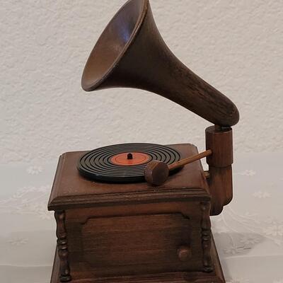 Lot 212: Phonograph Music Box