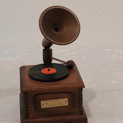 Lot 212: Phonograph Music Box