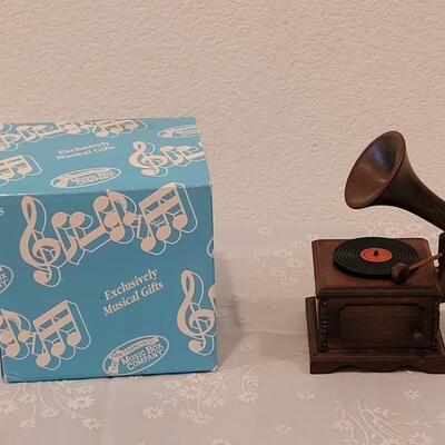 Lot 212: Phonograph Music Box
