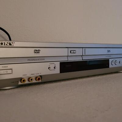 Lot 250: Vintage SONY SLV-D370P DVD PLAYER VIDEO CASSETTE RECORDER 