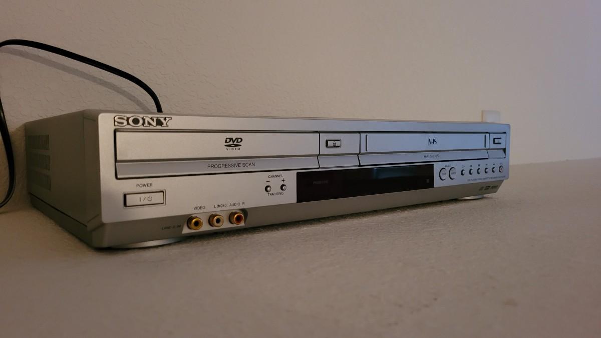 Lot 250 Vintage SONY SLVD370P DVD PLAYER VIDEO CASSETTE RECORDER