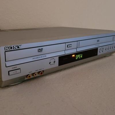 Lot 250: Vintage SONY SLV-D370P DVD PLAYER VIDEO CASSETTE RECORDER 