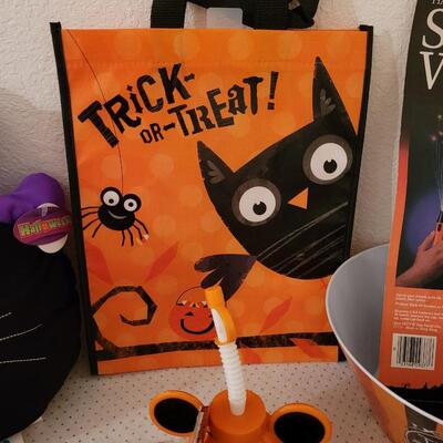 Lot 271: Halloween Bowls, Drink Containers Tote, Pillow, Non- Food Treats