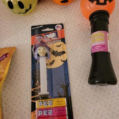 Lot 271: Halloween Bowls, Drink Containers Tote, Pillow, Non- Food Treats