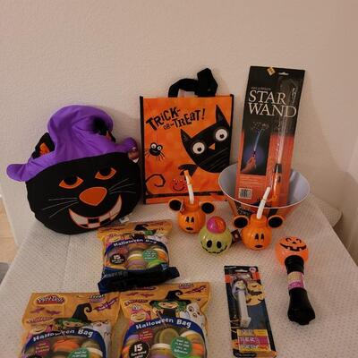 Lot 271: Halloween Bowls, Drink Containers Tote, Pillow, Non- Food Treats